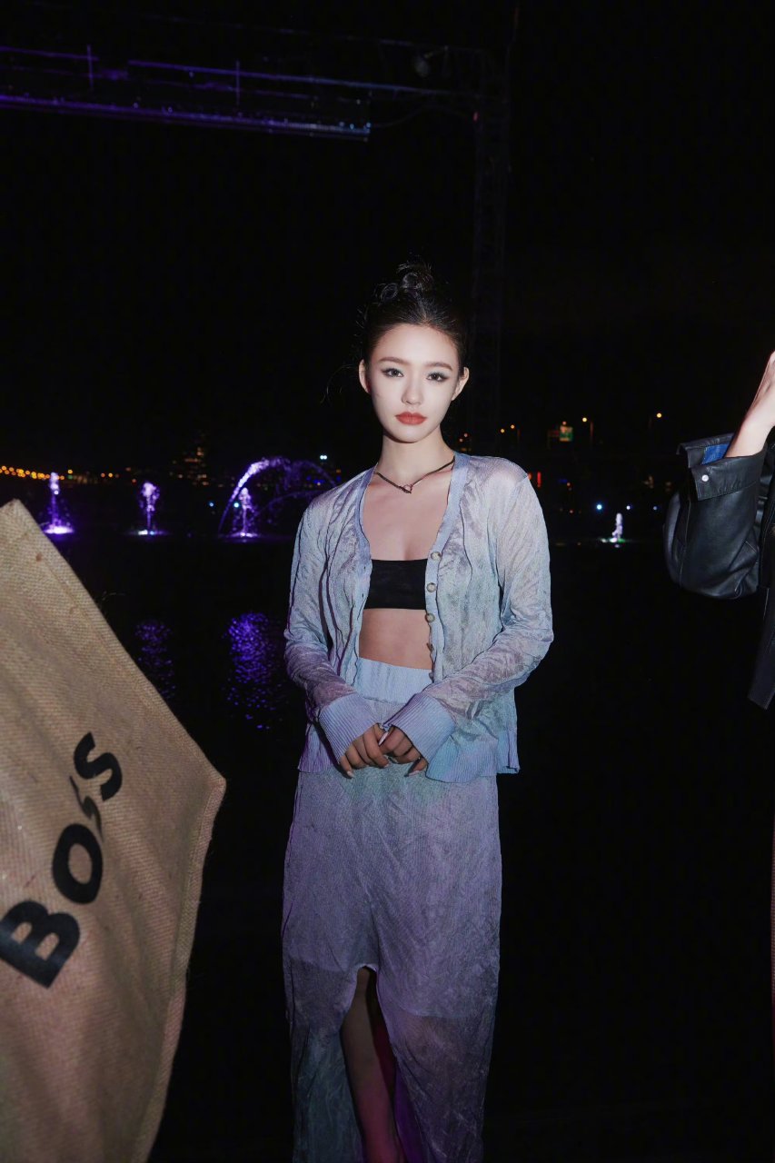 明星# #林允#  林允黑色抹胸配淡蓝色水波纹裙,美丽又性感.