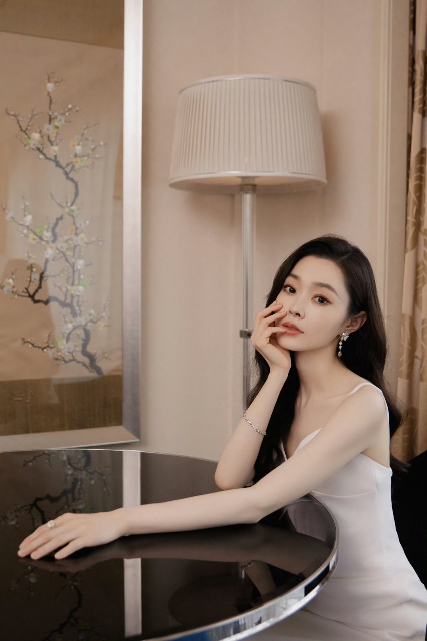 宋轶一袭白色吊带裙,优雅精致魅力四射.#明星穿搭# #宋轶