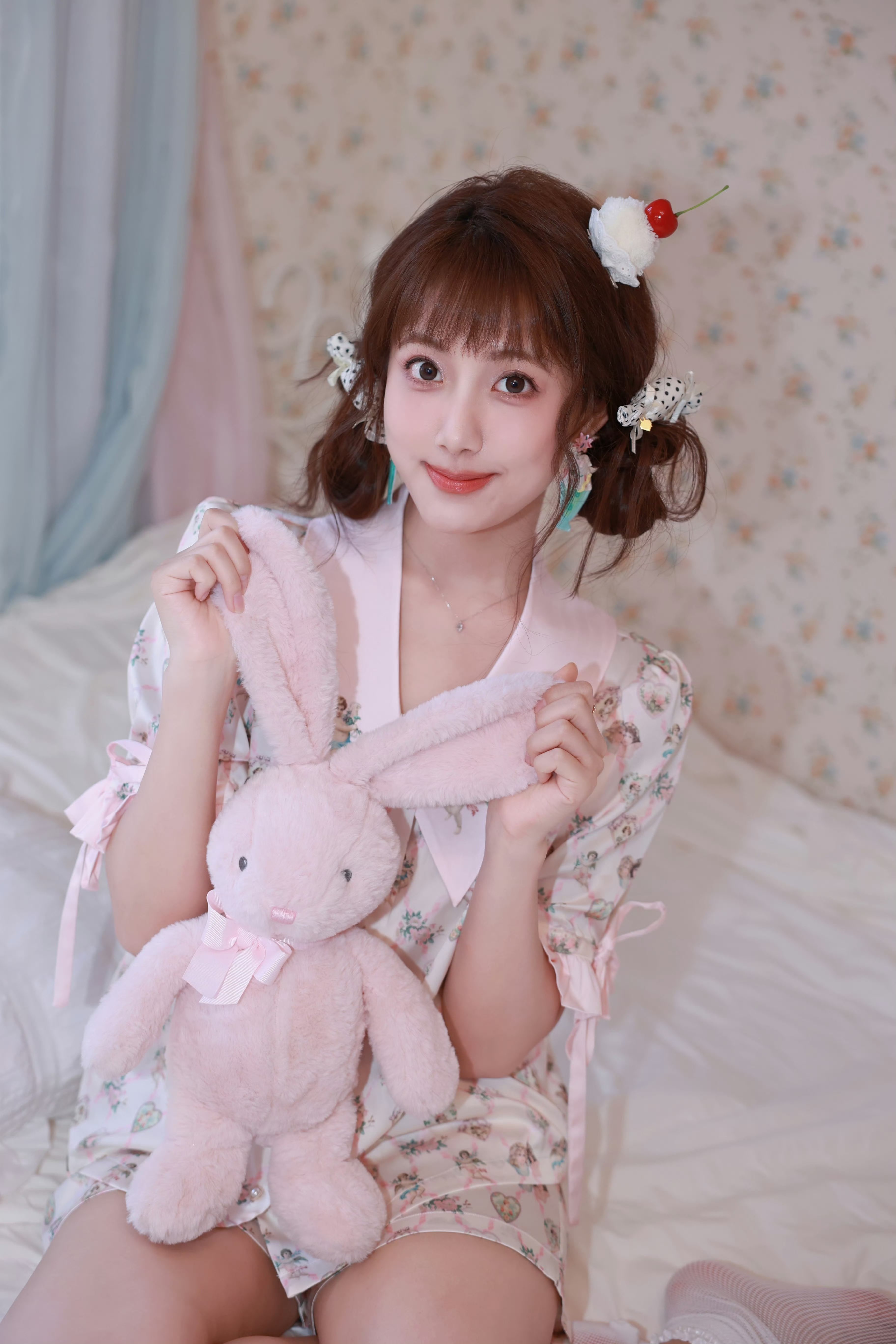 李艺彤一袭睡衣写真,清新甜美.#明星穿搭# #李艺彤