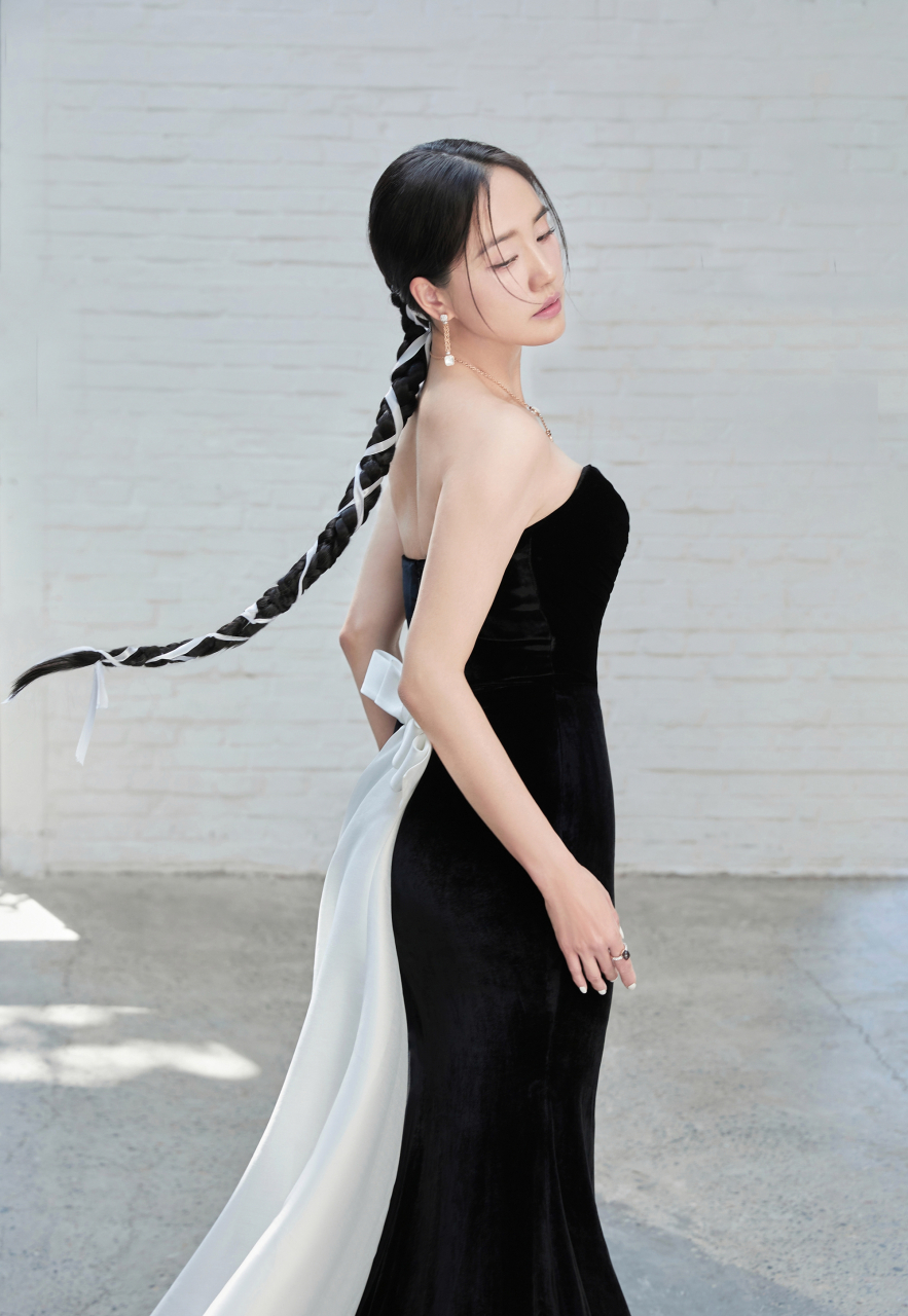 王智一袭黑色抹胸裙,尽显优雅迷人.#明星穿搭# #王智