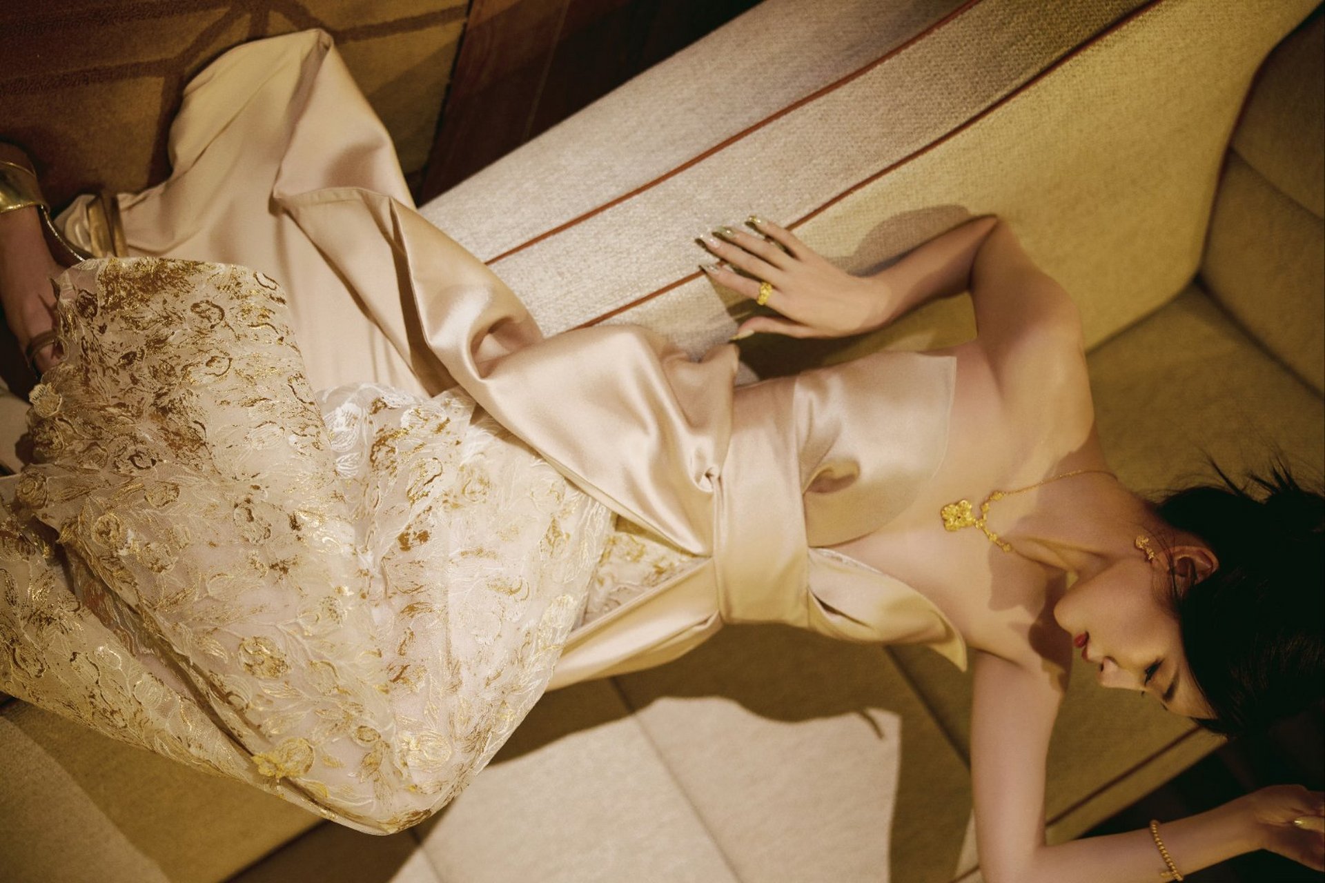 江疏影的金色长裙秘境之旅  探索不一样的江疏影!