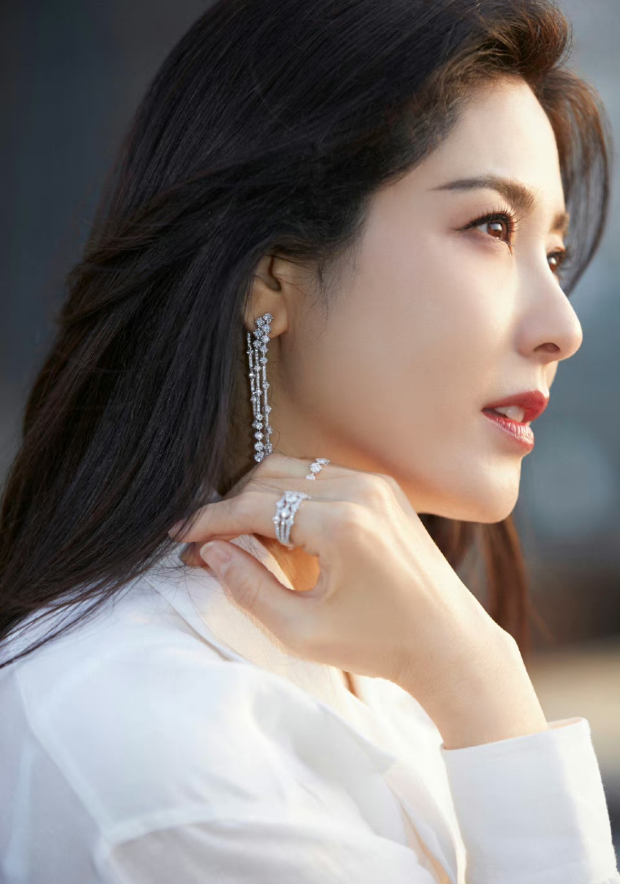 明星# #曾黎#  曾黎一袭白色穿搭,简约时尚.