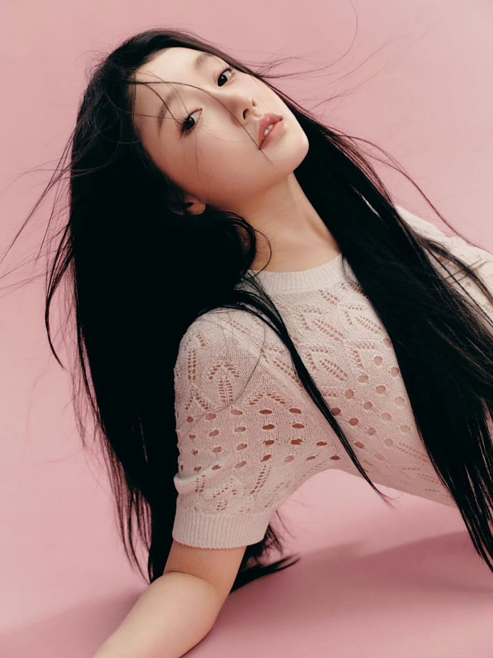 姜贞羽一袭白色连衣裙,清新优雅迷人尽显.#明星穿搭# #姜贞羽