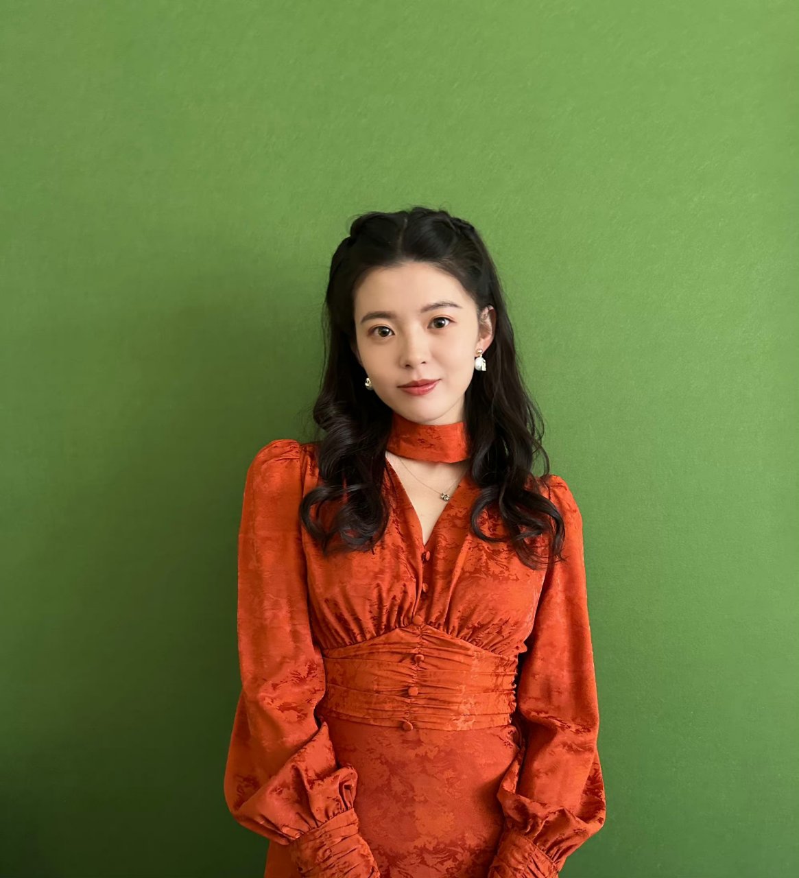 关畅一袭红裙尽显温柔热烈.#明星穿搭# #关畅