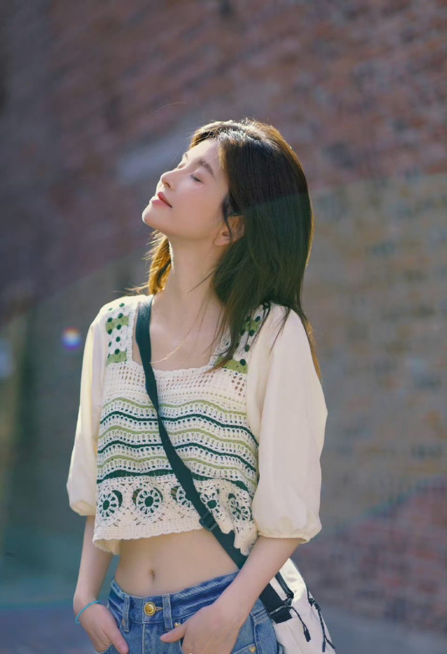 林思意公主袖上衣搭配牛仔裤,时尚靓丽好迷人.#明星穿搭# #林思意