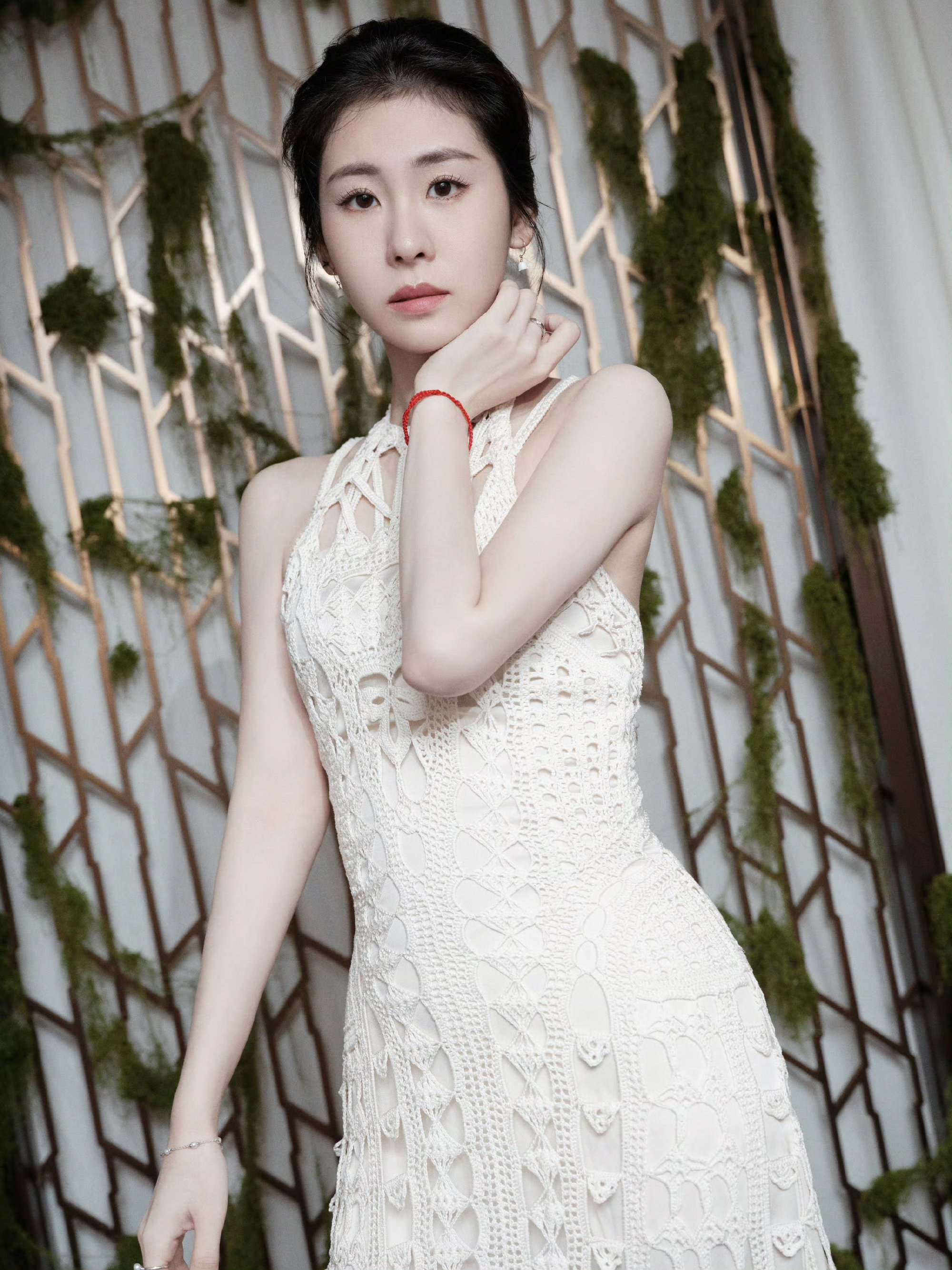 张碧晨一袭白色针织镂空裙,优雅靓丽好迷人.#明星穿搭# #张碧晨