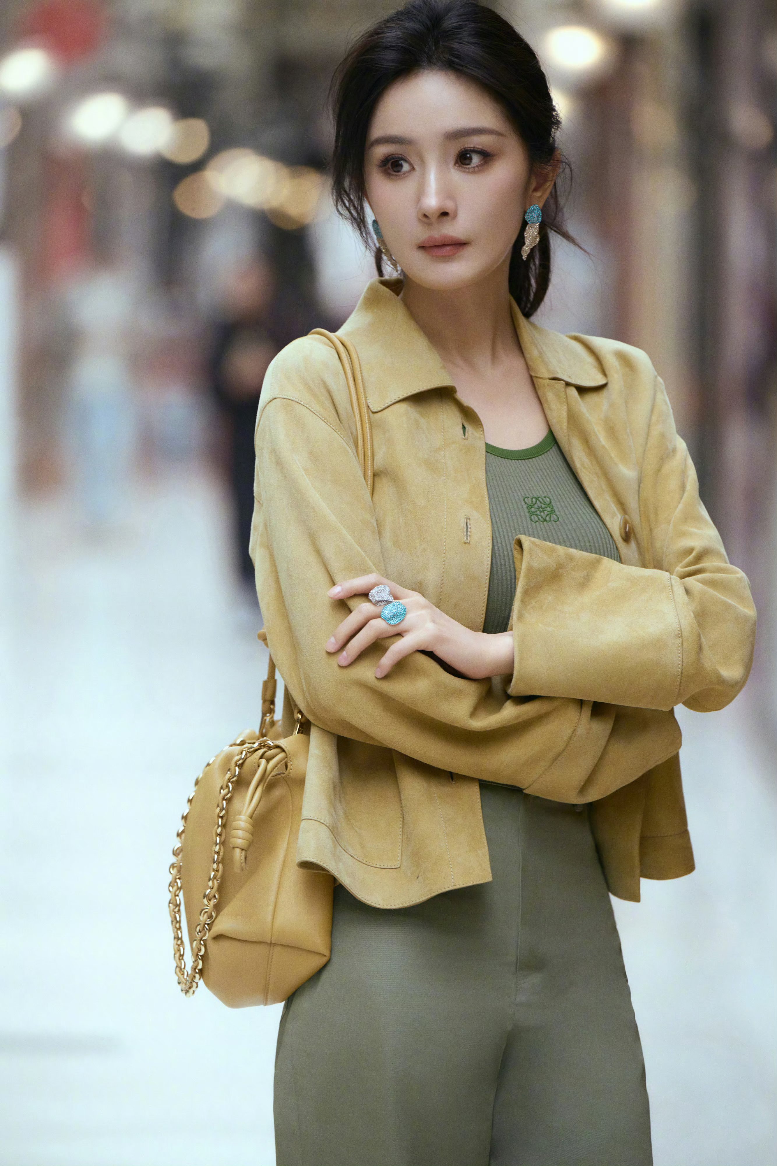 伟德bv1946官网-又被刘涛狠狠美到了中年女人穿蓝色衬衫+复古波点裙优雅高级