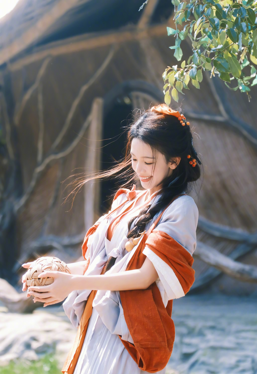 陈瑶一袭古风装扮,惊艳了这个夏天,清纯甜美.#明星穿搭# #陈瑶