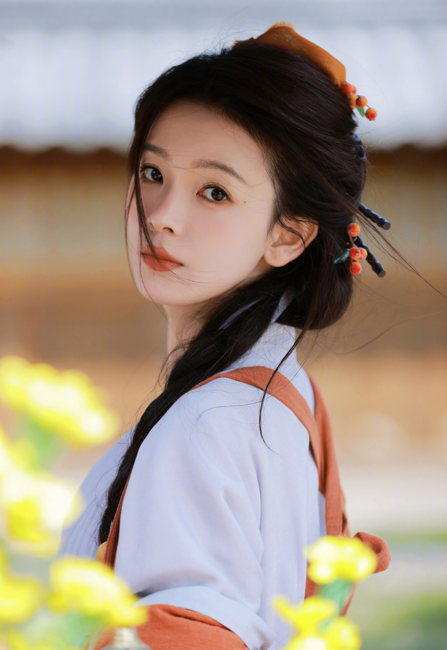 陈瑶一袭古风装扮,惊艳了这个夏天,清纯甜美.#明星穿搭# #陈瑶