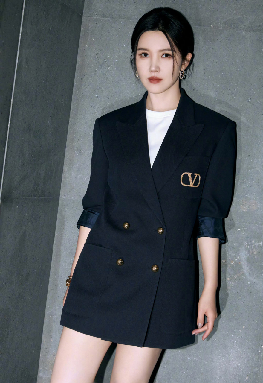 杨子姗一袭黑色西装裙,尽显优雅迷人.#明星穿搭# #杨子姗