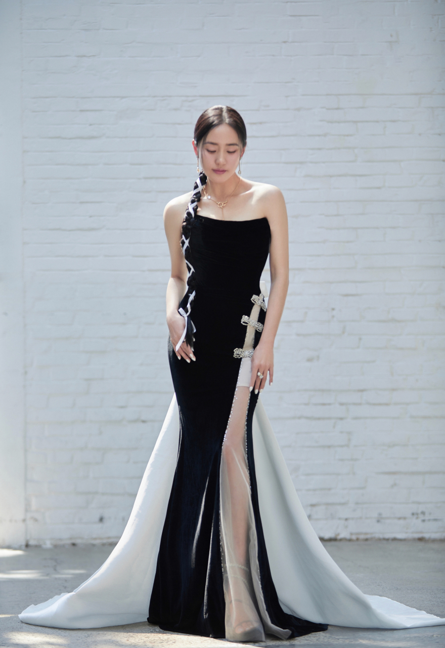 王智一袭黑色抹胸裙,尽显优雅迷人.#明星穿搭# #王智