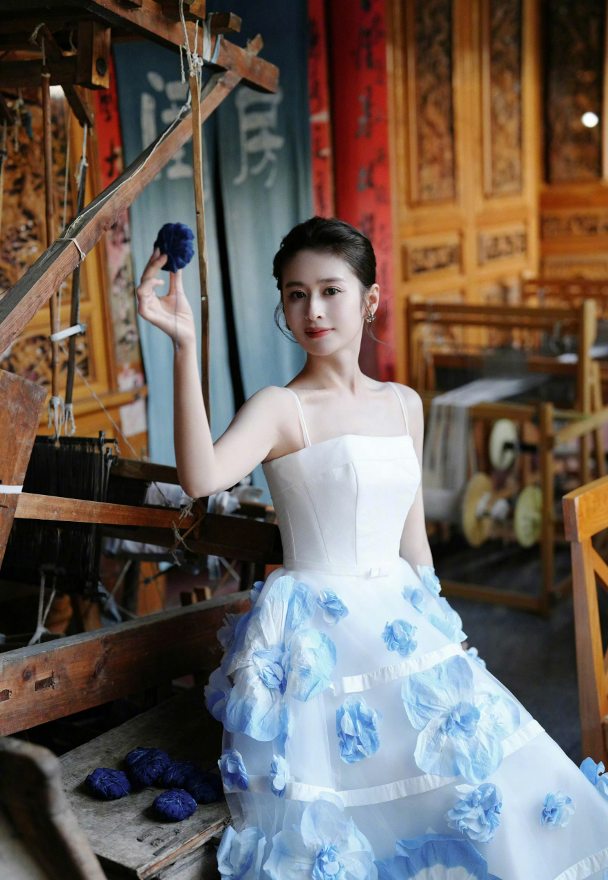 颖儿一袭白色吊带纱裙,优雅美丽.#明星穿搭# #颖儿