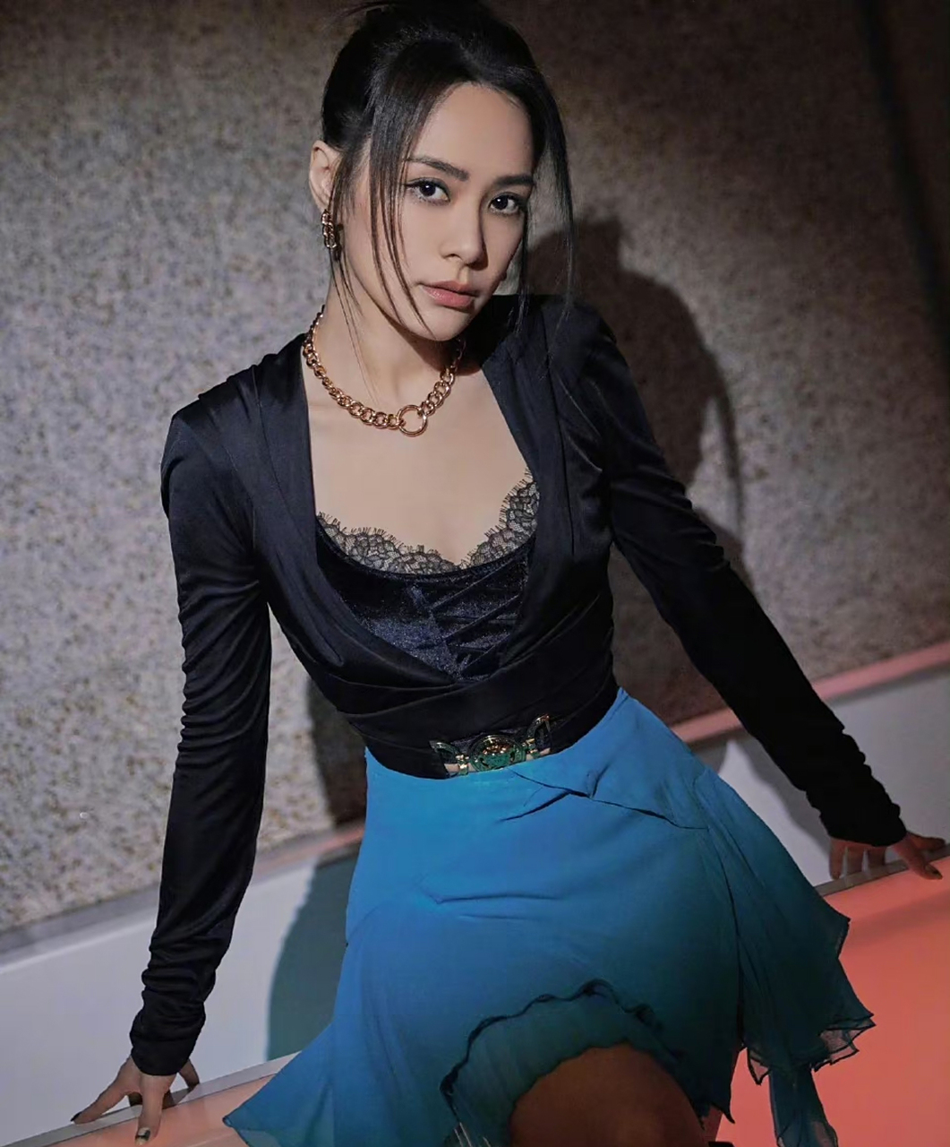明星# #阿娇#  阿娇黑色丝绒上衣搭配蓝色短裙,优雅端庄魅力无限.