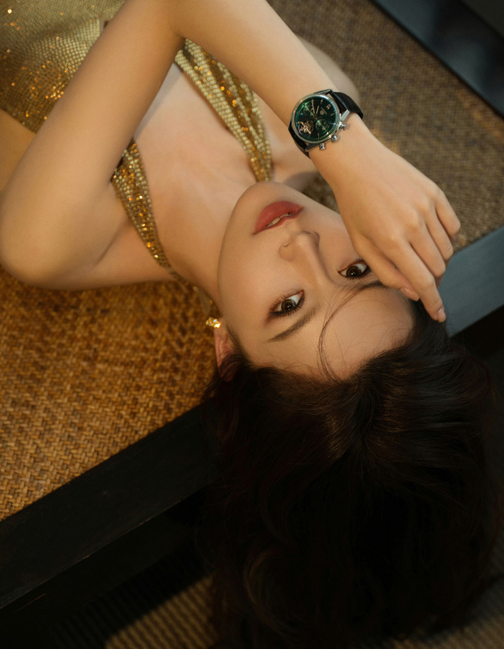 文咏珊一袭鎏金露背长裙,好性感好美丽.#明星穿搭# #文咏珊