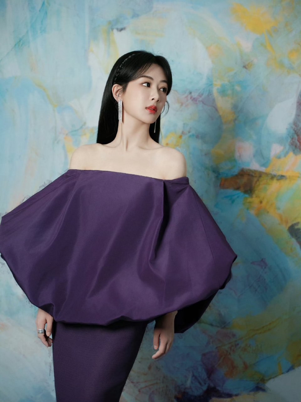 杨紫一袭紫色抹胸连衣裙,优雅高贵好迷人