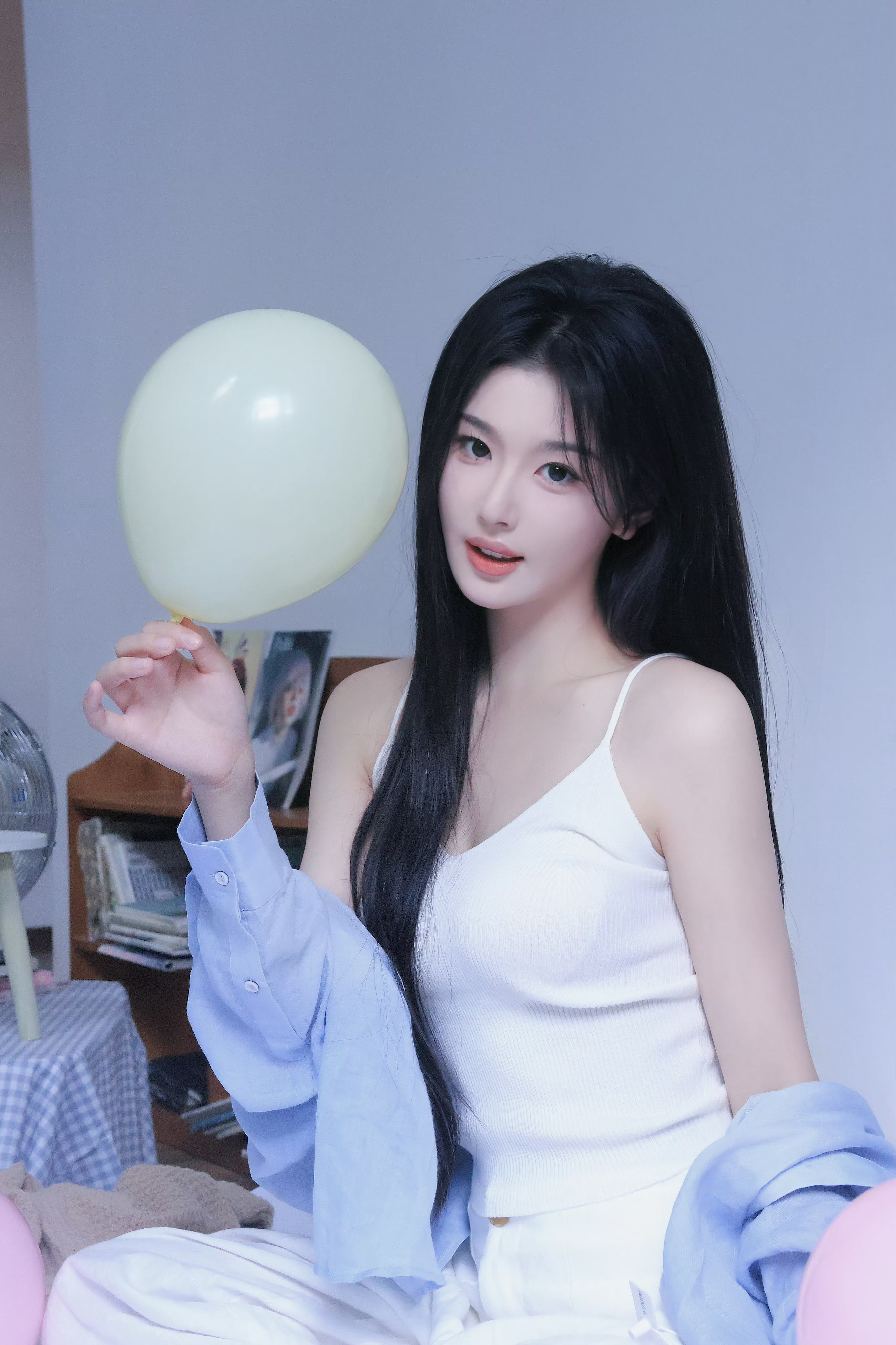 孔雪儿白丝吊带衫搭配休闲白裤,清新靓丽好迷人.#明星穿搭# #孔雪儿