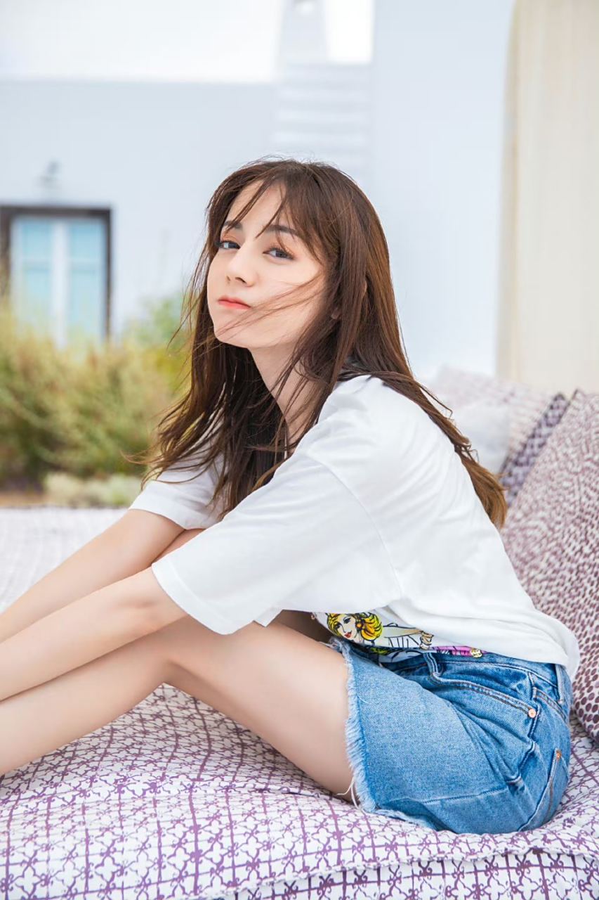 明星# #迪丽热巴#  热巴白色t恤配蓝色牛仔裙,精致美丽活力满满.