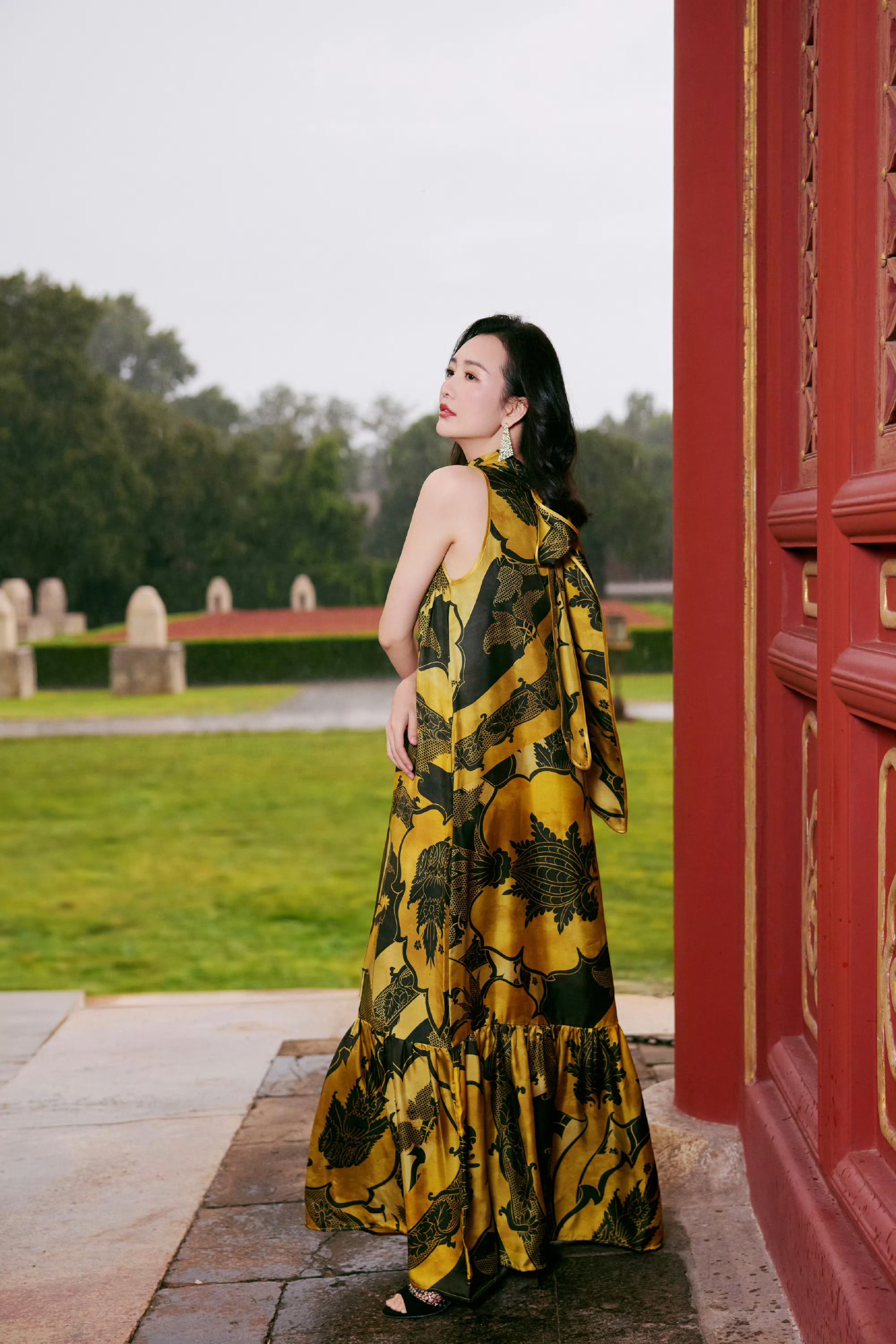 王鸥一袭花色露肩连衣裙,优雅靓丽好迷人.#明星穿搭# #王鸥