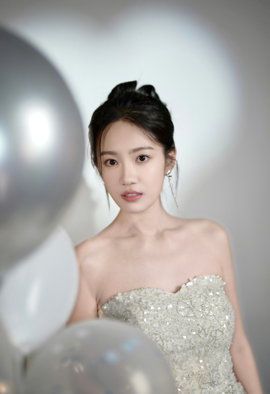 汤梦佳一袭白色闪钻抹胸裙,好优雅好美丽好迷人.#明星穿搭# #汤梦佳