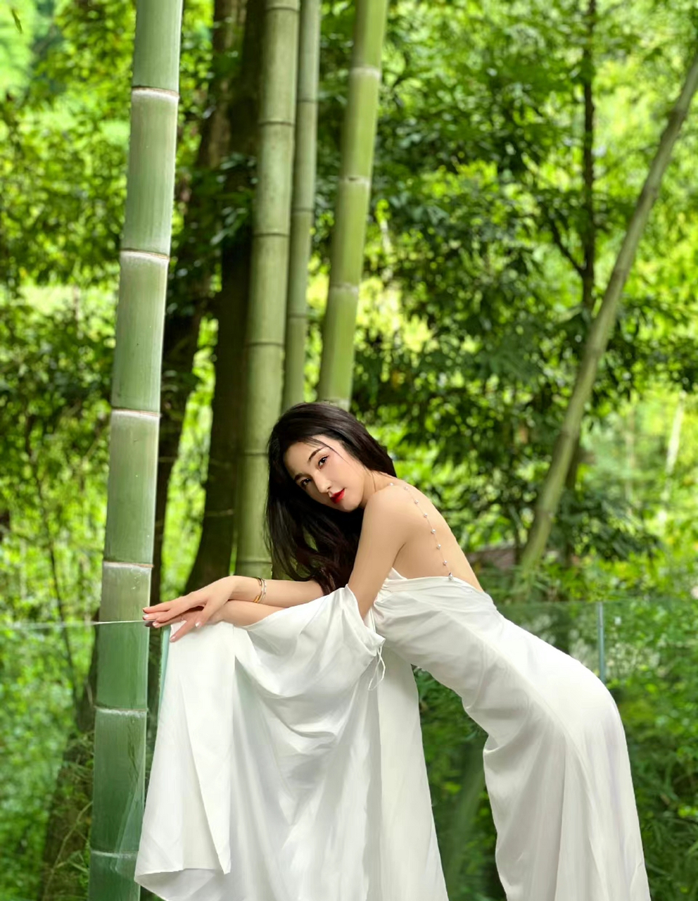 明星# #桂晶晶#  桂晶晶白色薄纱露背裙,唯美优雅好迷人.