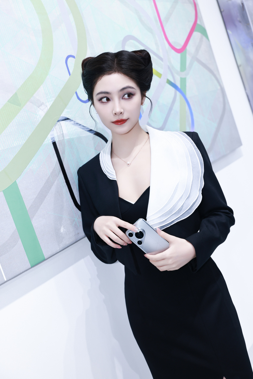 许佳琪丸子头配黑色长裙,优雅十足好迷人.