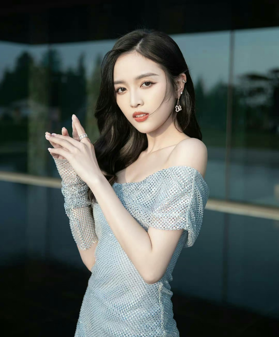 明星# #吴宣仪#  吴宣仪一袭银色抹胸网状裙,优雅大气一双大长腿好吸