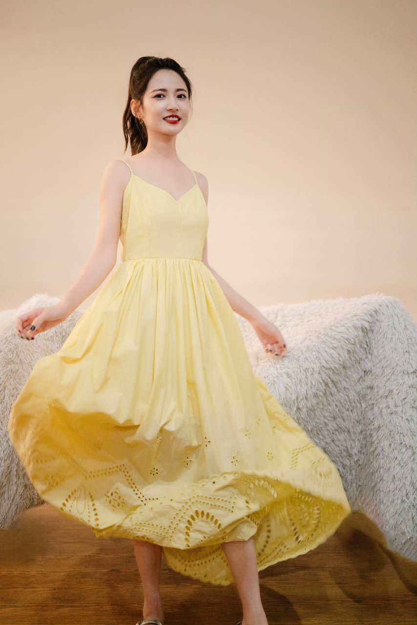 陈钰琪一袭柠檬黄吊带裙,清新靓丽优雅迷人.#明星穿搭# #陈钰琪