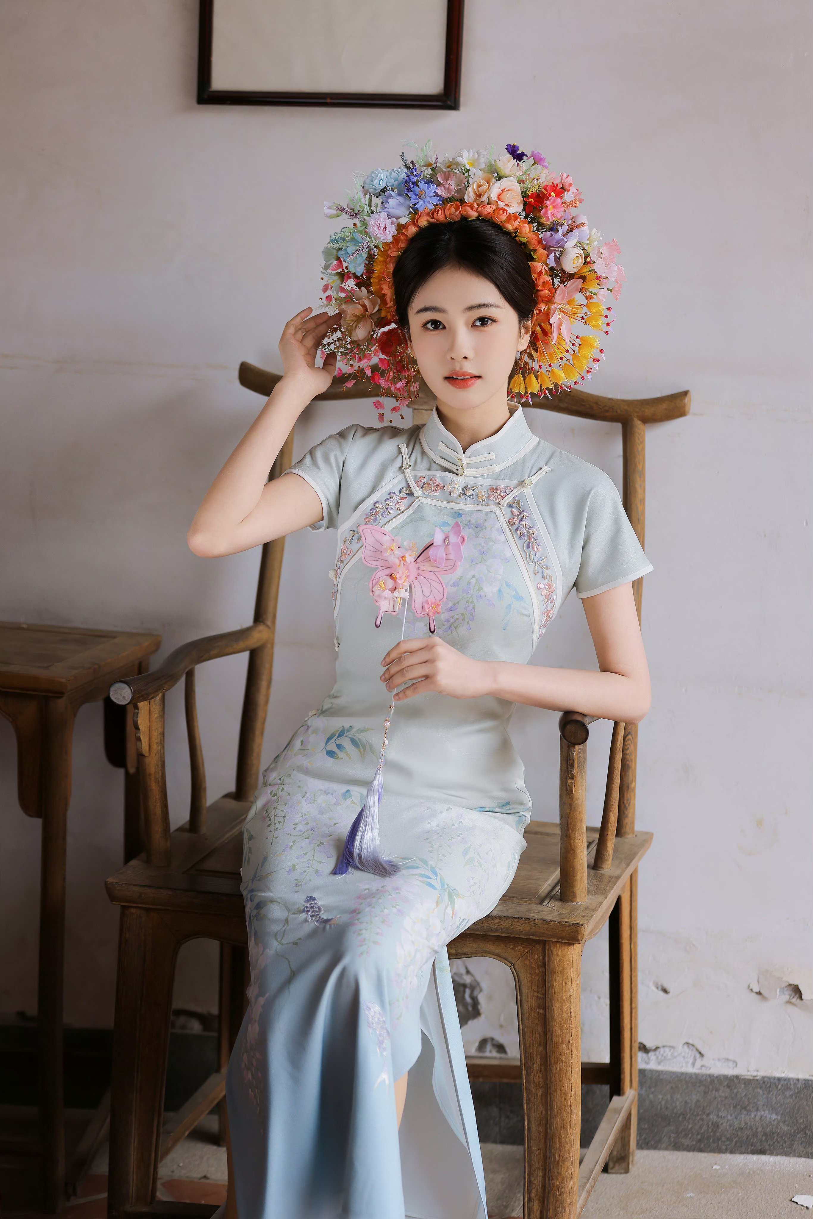 白鹿身穿淡蓝色旗袍头戴簪花,好美好温柔.#明星穿搭# #白鹿