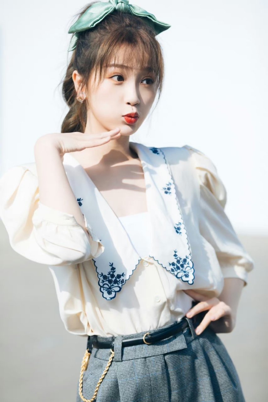 虞书欣#  虞书欣白色薄纱公主袖上衣搭配裸腿短裤,俏皮可爱甜美清侣