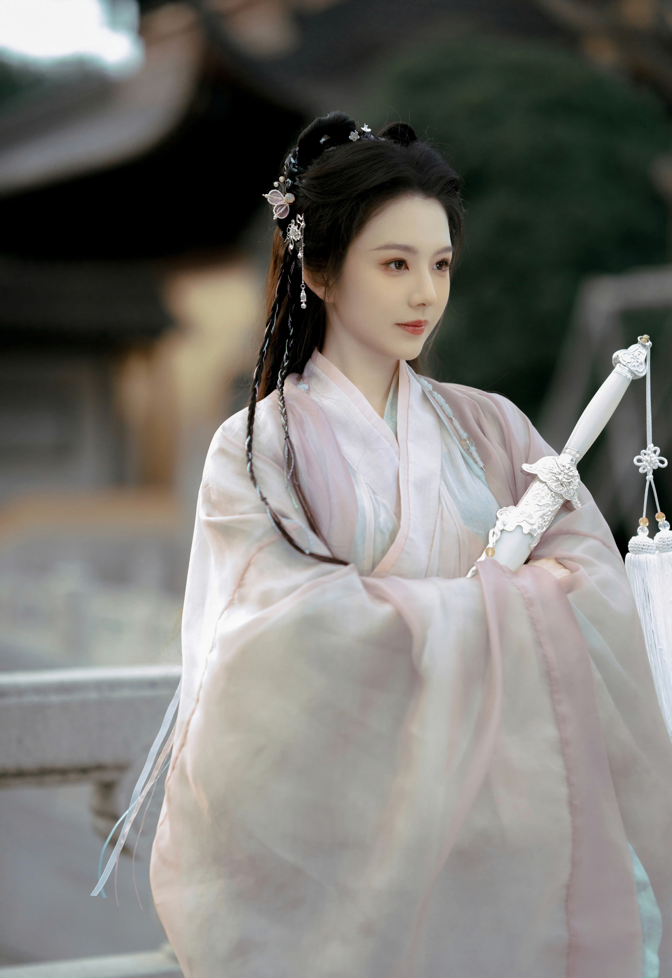 陈雨贤一袭古风汉服侠女造型,尽显迷人魅力.#明星穿搭