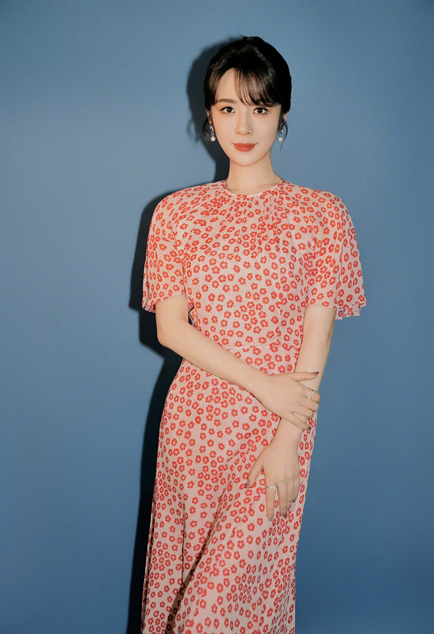 王晓晨一袭红色波点连衣裙,优雅十足艳丽动人. #明星穿搭# #王晓晨