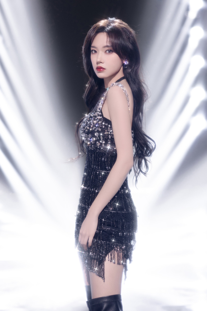 程潇一袭黑色流苏闪钻短裙,犹如星辰闪耀尽显曼妙之美
