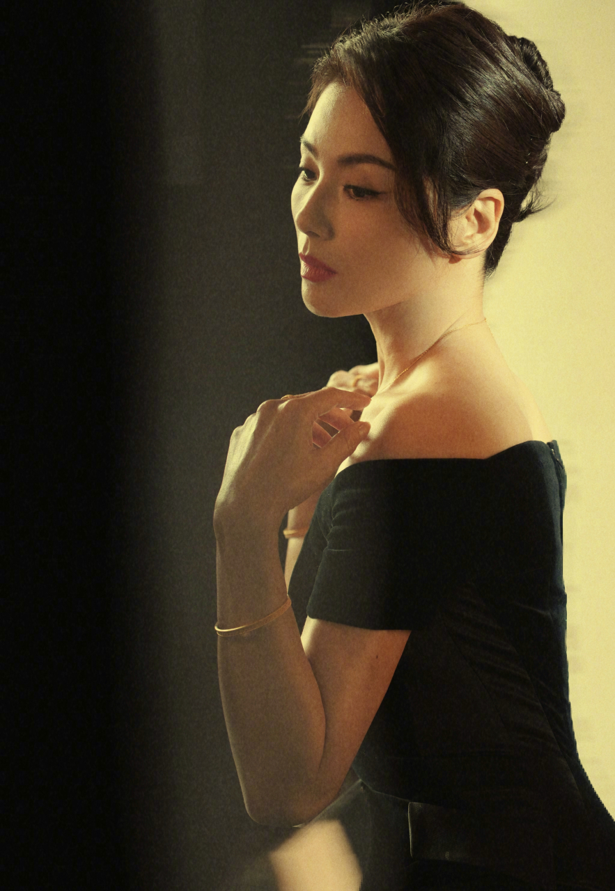 刘涛一袭黑色丝绒抹胸裙,优雅十足魅力难挡.#明星穿搭# #刘涛