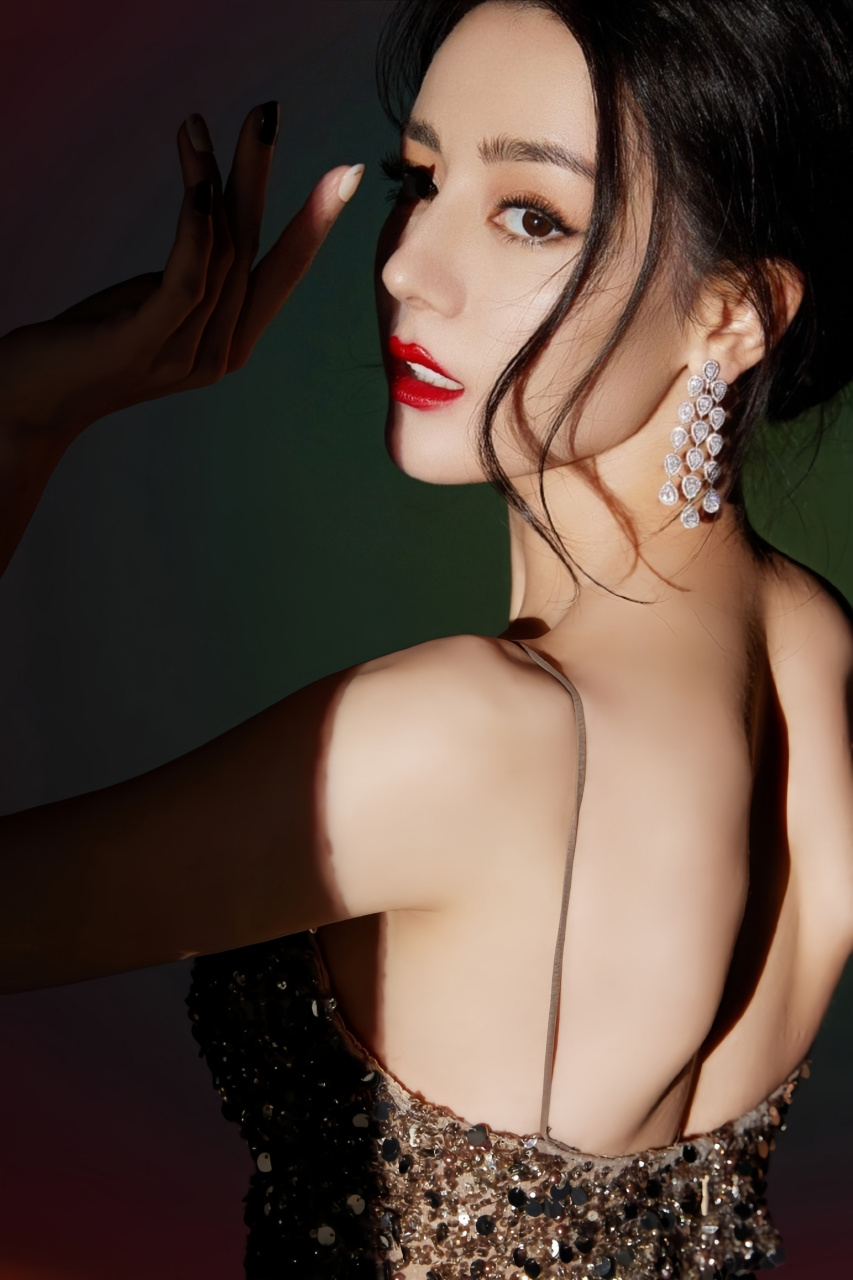 迪丽热巴一袭金色闪钻吊带裙,好美好性感. #明星穿搭# #迪丽热巴