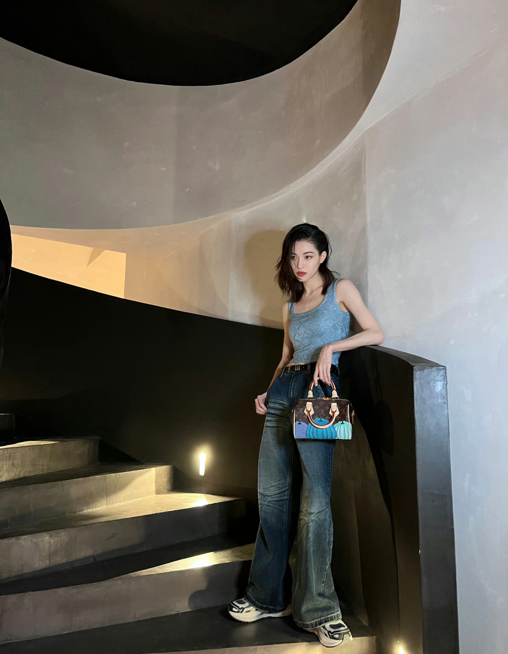 明星# #钟楚曦#  钟楚曦蓝色露脐背心搭配深蓝牛仔裤,好酷好有型.