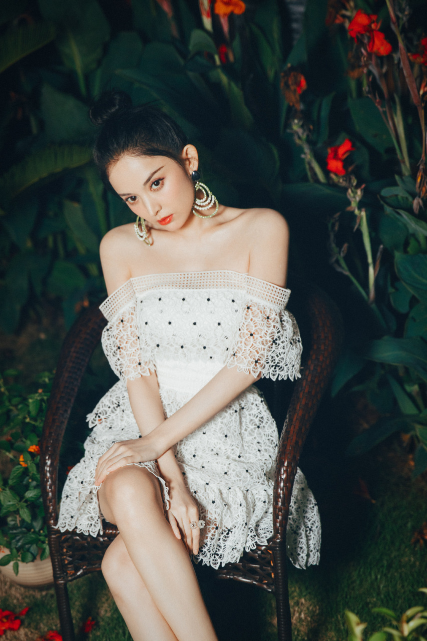 古力娜扎一袭白色蕾丝抹胸连衣裙,优雅时尚好迷人.#明星穿搭# #娜扎