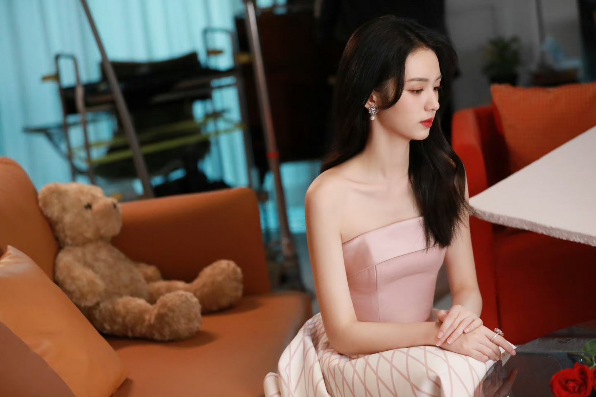 明星穿搭# #周也#  周也粉色抹胸裙,精致优雅魅力十足.