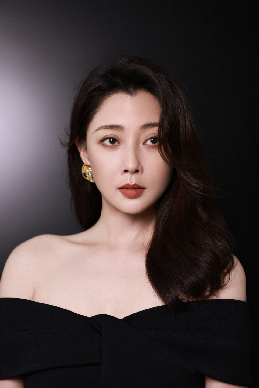 殷桃一袭黑色抹胸长裙,优雅美丽.#明星穿搭# #殷桃