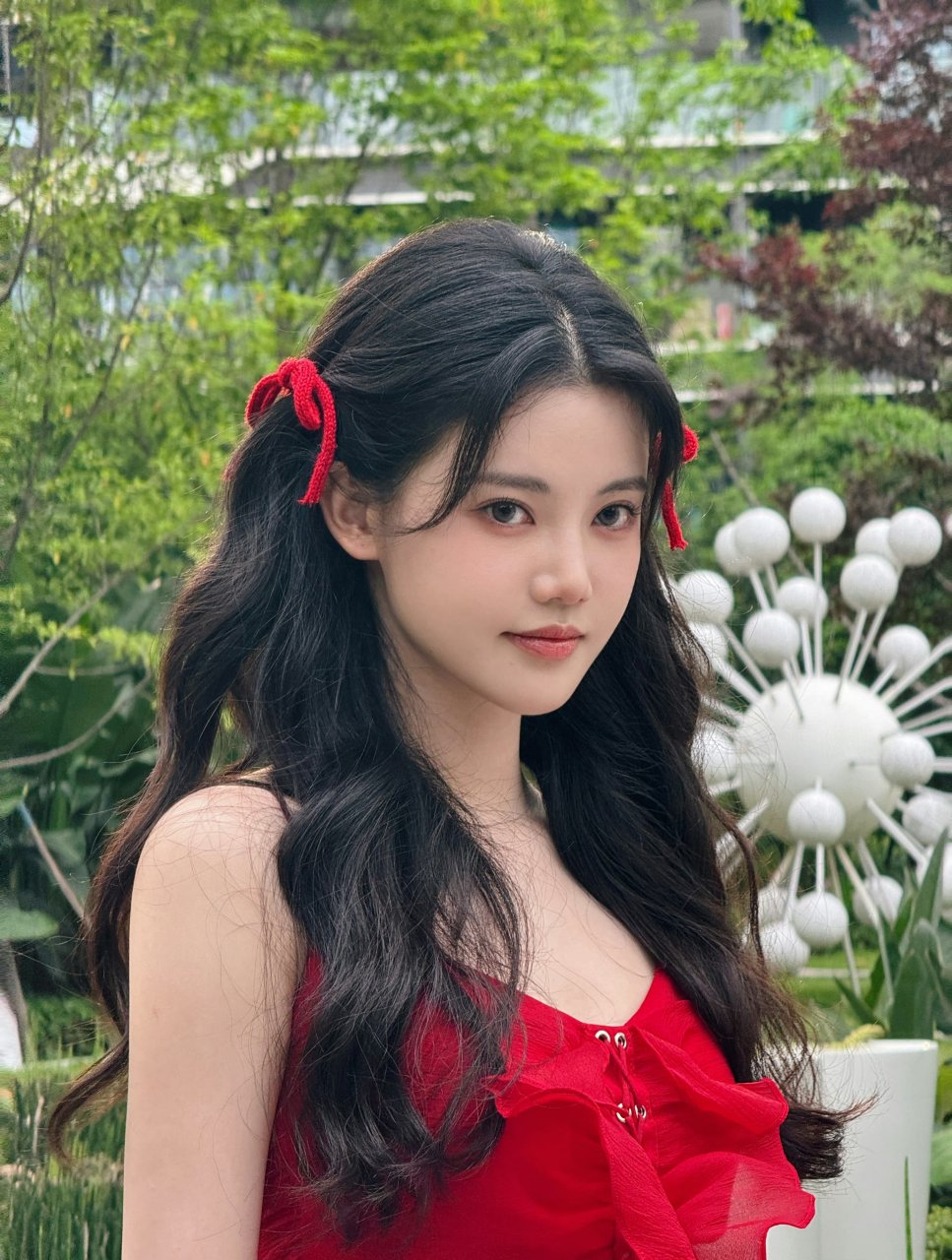 孙珍妮一袭红色吊带裙,尽显优雅靓丽.#明星穿搭# #孙珍妮