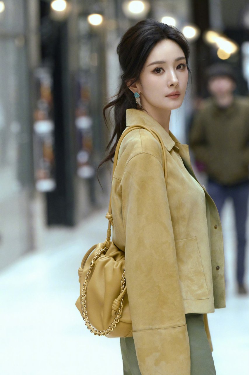 明星穿搭# #杨幂#  杨幂街头写真,身穿淡黄色上衣搭配绿色裤子,涌酷