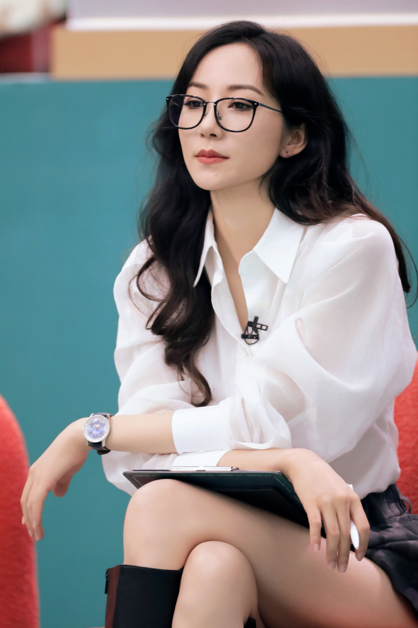 韩雪一袭雪纺衫搭配小短裙,清新唯美好迷人.#明星穿搭# #韩雪