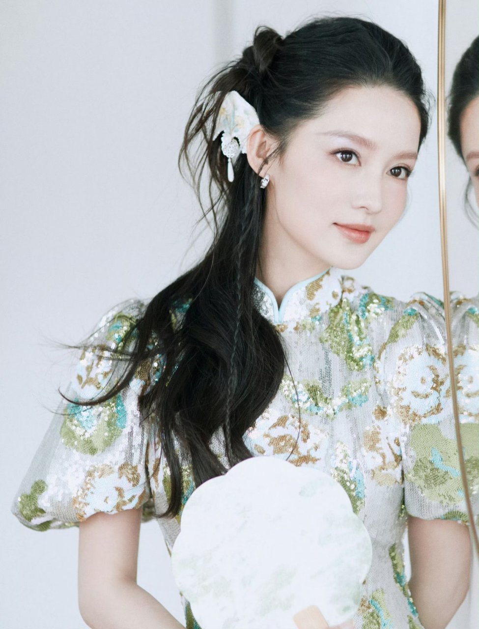 李沁一袭新中式旗袍写真,甜美优雅好迷人.#明星穿搭# #李沁