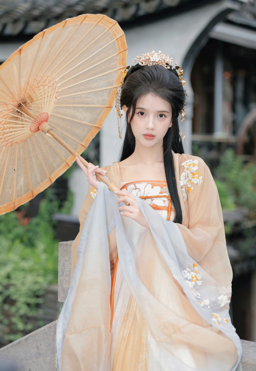 喻钟黎一袭古风汉服装扮,尽显清甜可人.#明星穿搭# #喻钟黎