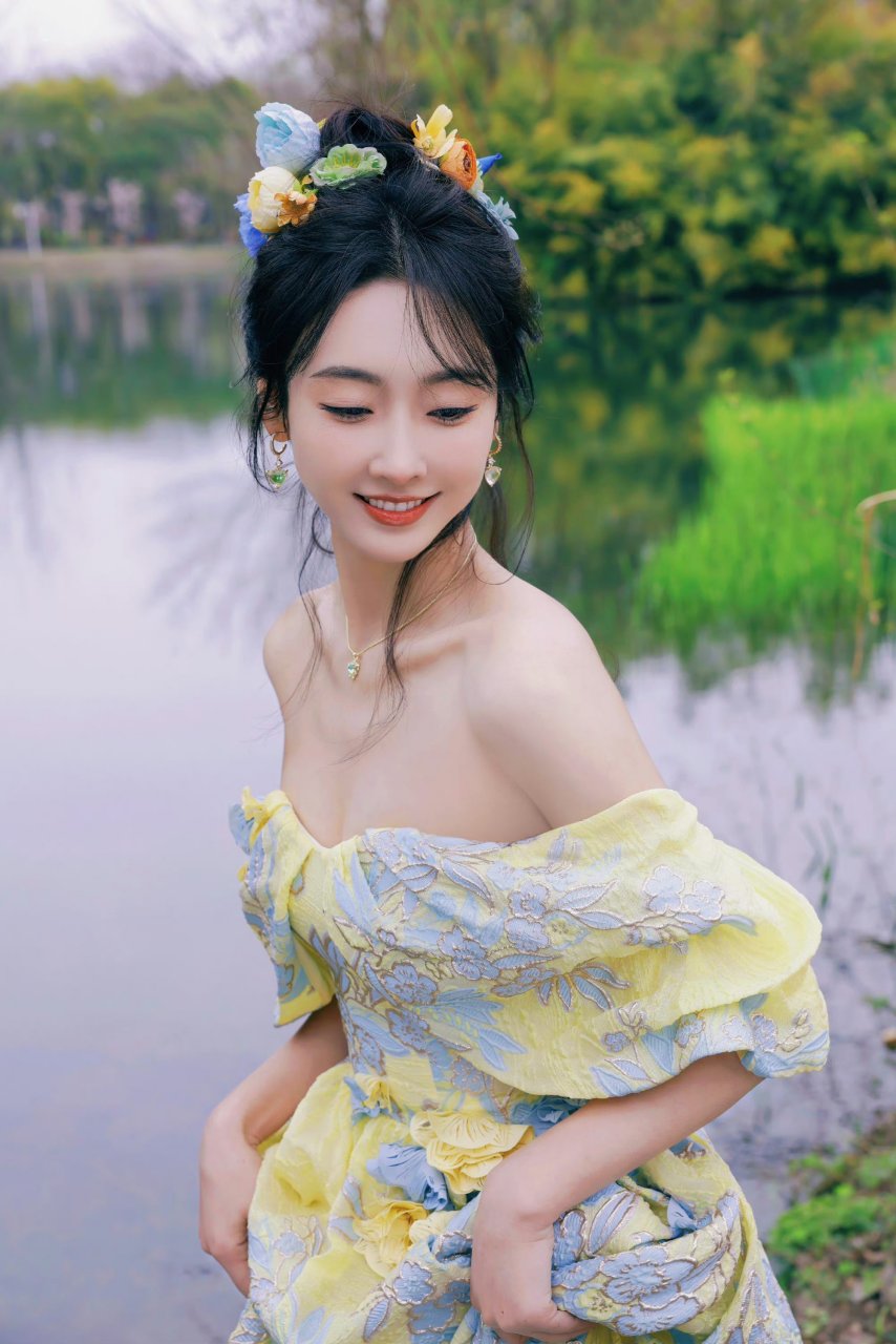 明星# #宣璐#  宣璐一袭抹胸裙,好美好优雅.