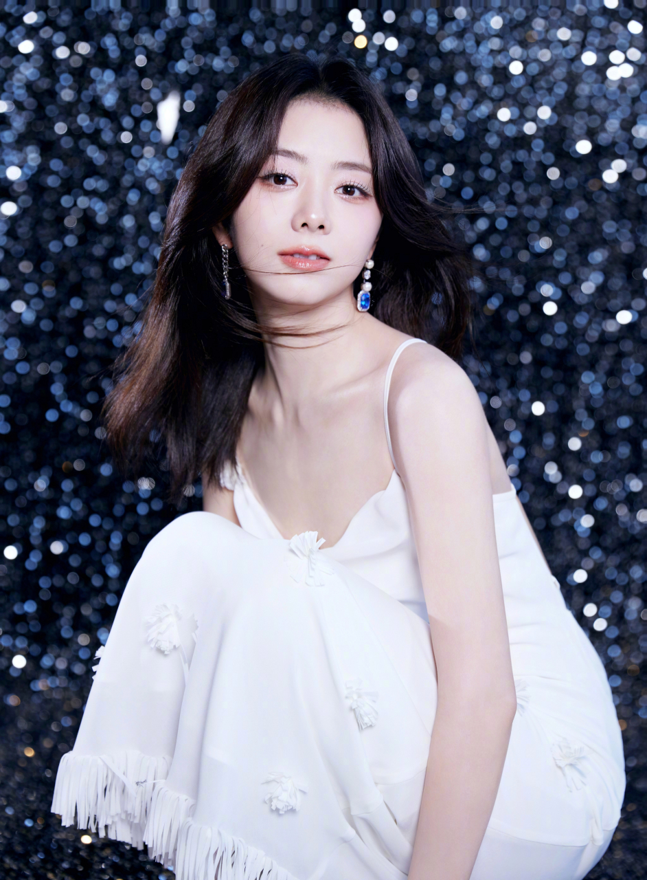 谭松韵一袭纯白吊带裙,尽显优雅靓丽好迷人.#明星穿搭# #谭松韵