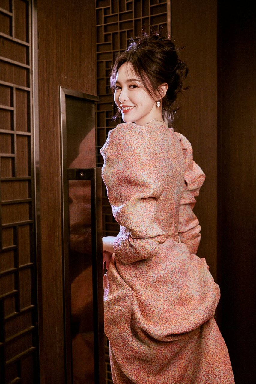 唐嫣一袭粉色波点连衣裙,优雅靓丽好迷人.#明星穿搭# #唐嫣