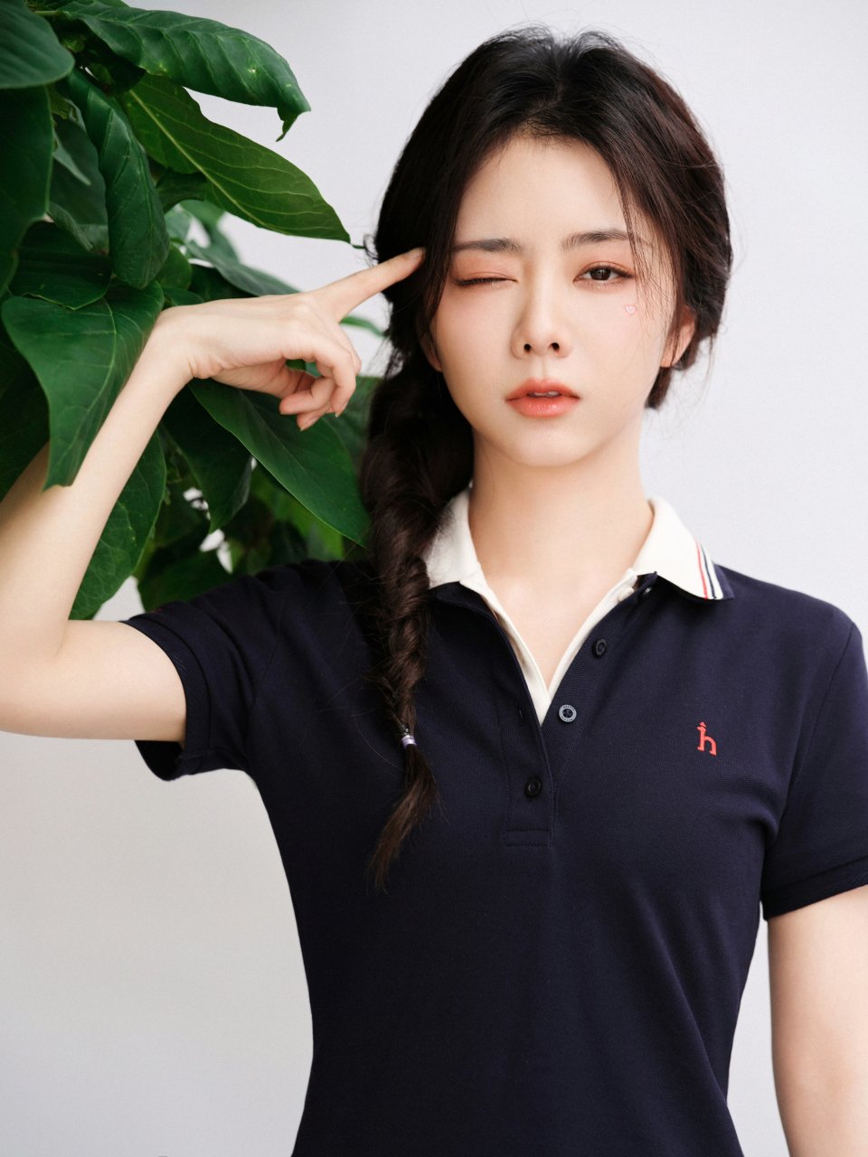 谭松韵一袭黑色polo连衣裙简约时尚不失优雅迷人.#明星穿搭# #谭松韵