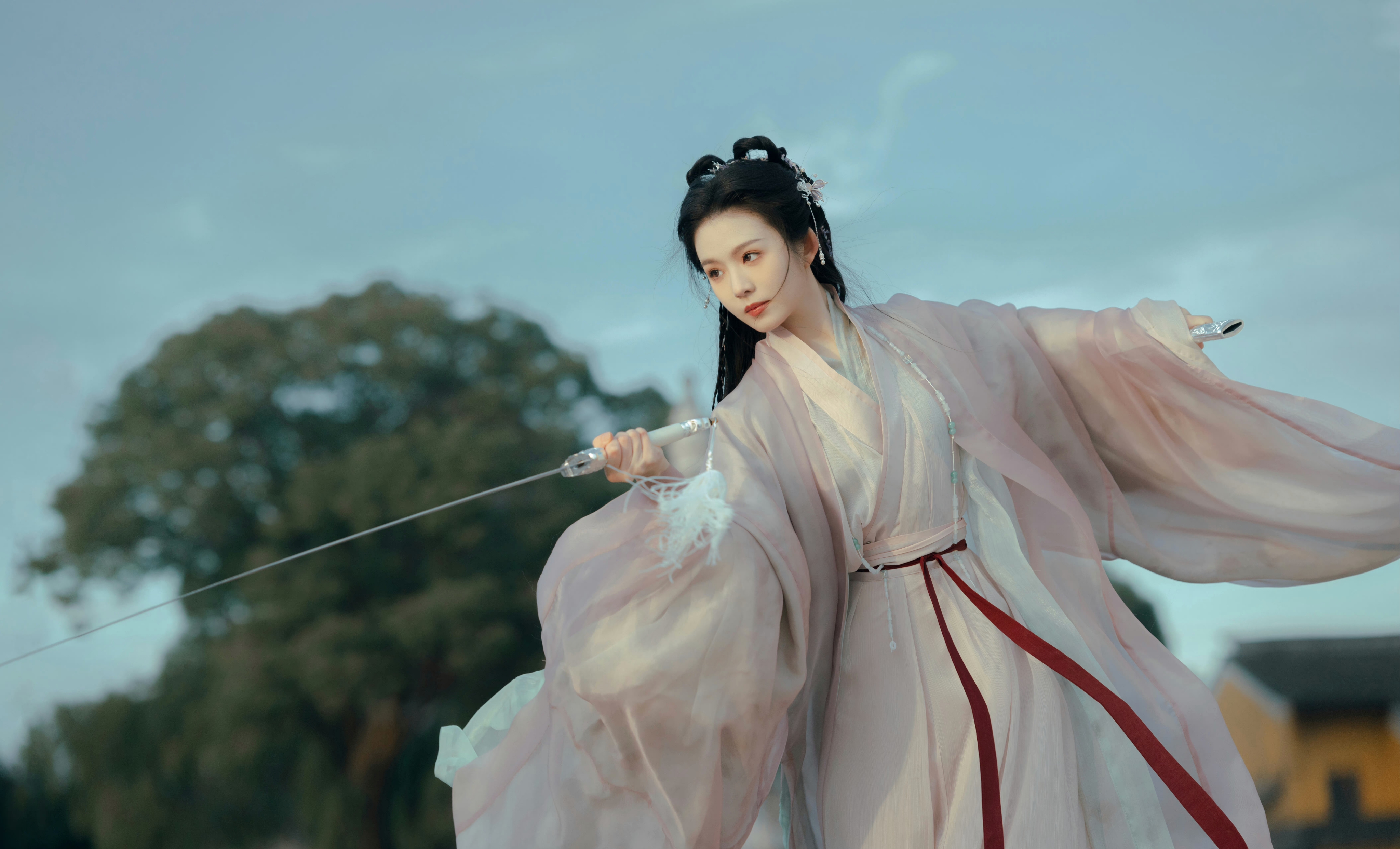 陈雨贤一袭古风汉服侠女造型,尽显迷人魅力.#明星穿搭