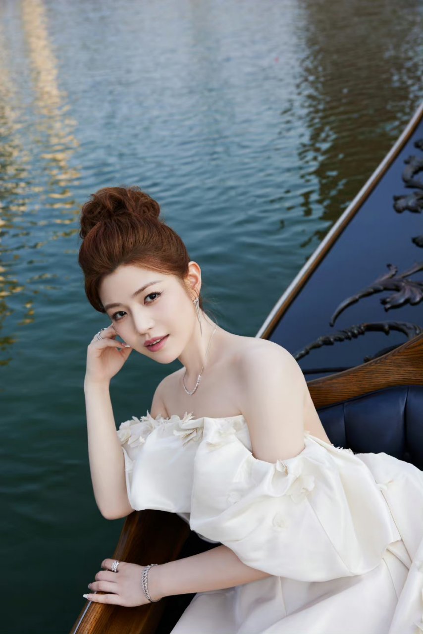 明星穿搭# #陈妍希#  陈妍希一袭纯白花苞抹胸裙,笑容甜美绽放优雅