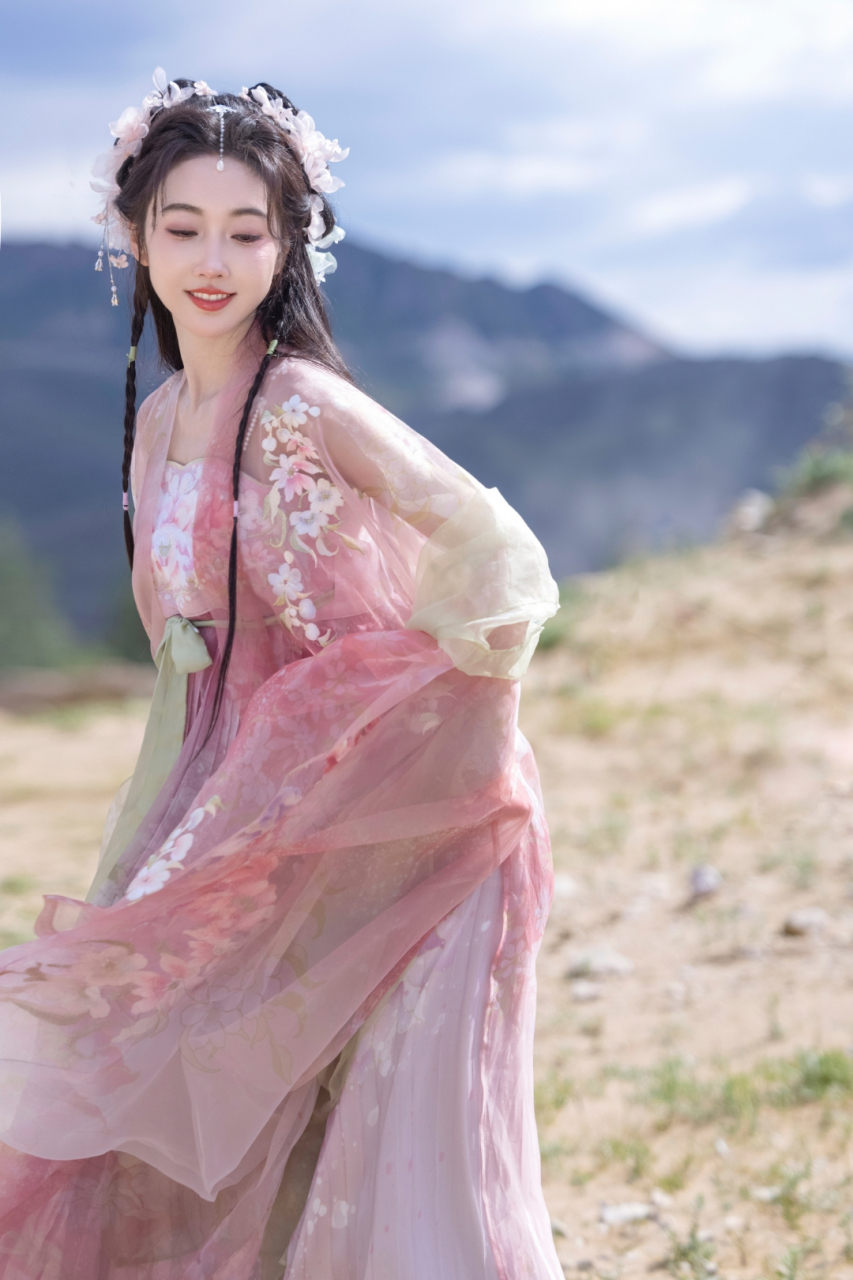 宣璐的粉色古装写真真是太美了,一袭粉色长裙,婉约又娇俏,看得我心都